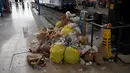 Tumpukan sampah terlihat di stasiun kereta Saint-Charles di Marseille, Prancis tenggara, pada 20 Juni 2023. (AFP/Nicolas Tucat)