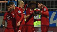 Para pemain Bayern Munchen merayakan gol ke gawang Bochum pada laga perempa final DFB Pokal di rewirpowerSTADION, Bochum, Kamis (11/2/2016) dini hari WIB. (AFP/Patrik Stollarz)