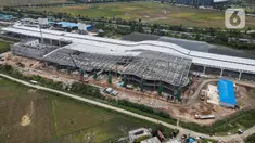 Foto udara suasana pembangunan Stasiun Tegalluar di Kabupaten Bandung, Jawa Barat, Kamis (13/10/2022). Progres pembangunan proyek Kereta Cepat Jakarta-Bandung telah mencapai 88,8 persen dan direncanakan beroperasi pada Juli 2023. (Liputan6.com/Herman Zakharia)