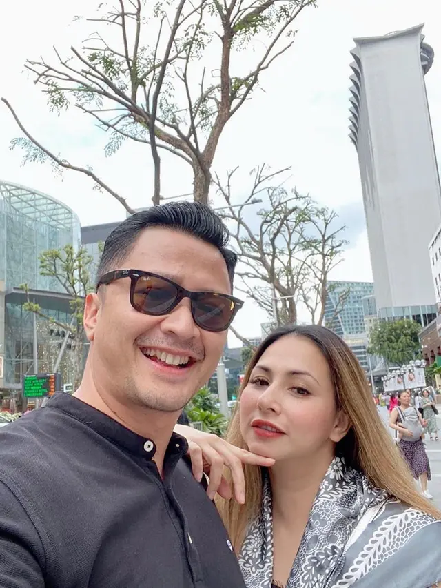 8 Tahun Bersama, Ini 6 Potret Mesra Deswita dan Ferry Maryadi