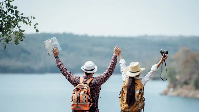 Ilustrasi traveling ke pegunungan/freepik.com/jcomp