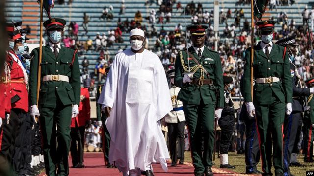 Presiden Adama Barrow (baju putih) lolos dari upaya kudeta militer (foto: dok AFP).