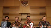 Ketua KPK Agus Rahardjo (kedua kiri) bersama Jamintel Kejaksaan Agung Adi Toegarisman (kedua kanan) memberikan keterangan pers terkait hasil OTT dugaan suap Kejaksaan Tinggi DKI Jakarta di Gedung KPK, Jakarta, Jumat (1/4). (Liputan6.com/Faizal Fanani)
