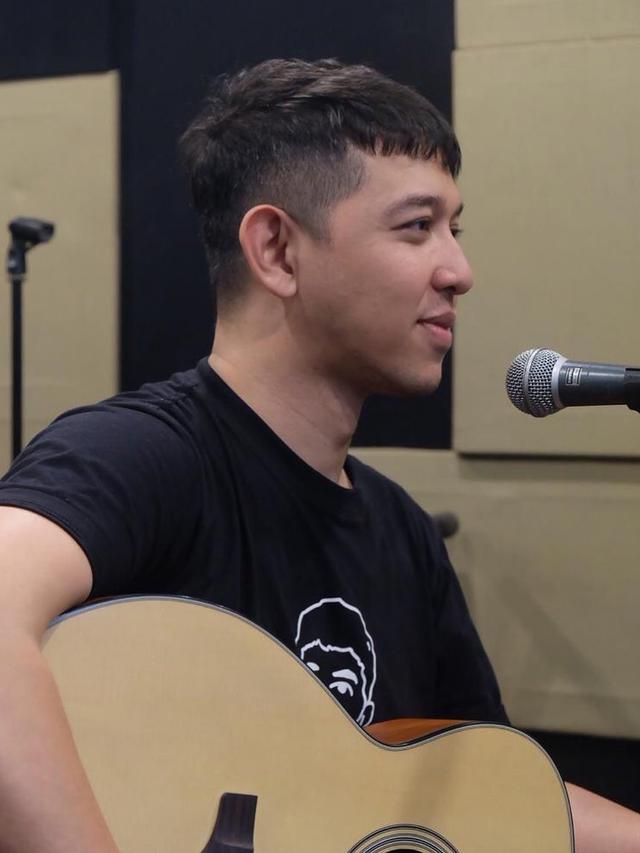 8 Tahun Berpacaran, Ini 7 Potret Donne Maula Calon Suami Yura Yunita