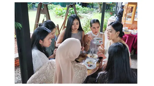 Potret Memukau Aurel Hermansyah Pakai Gamis Lace di Lamaran Adik Raditya Dika