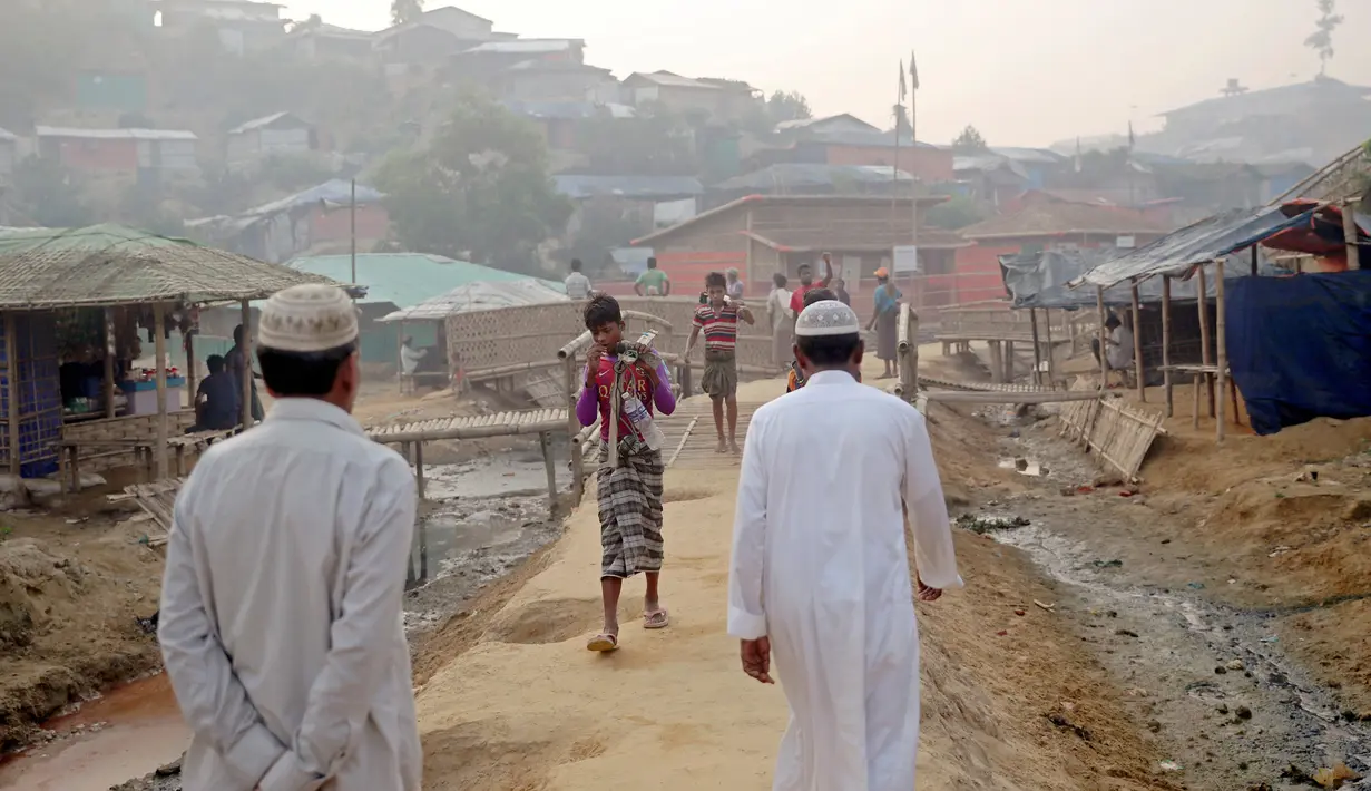 Para pengungsi Rohingya beraktivitas di jalan di kamp Balukhali di Cox's Bazar, Bangladesh (8/4). Sekitar 740 ribu warga Rohingya melarikan diri dari Myanmar ke Bangladesh menyusul operasi militer Myanmar Agustus 2017 silam. (Reuters/Mohammad Ponir Hossain)
