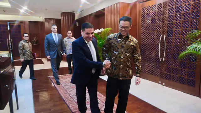 Duta Besar Yordania untuk Indonesia Sudqi Al Omoush (Kiri) dan Menteri Luar Negeri RI Sugiono (kanan) di Kantor Kementerian Luar Negeri RI. (dok. Adityo Karno/Kemlu RI)