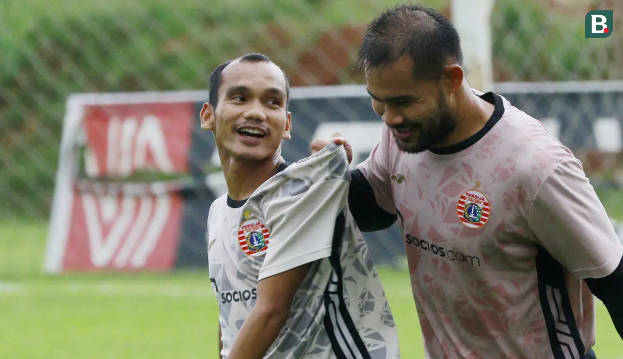 Pemain Persija Jakarta, Andritany Ardhiyasa bercanda dengan Riko Simanjuntuk saat sesi latihan di Nirwana Park, Sawangan, Jawa Barat, Rabu (4/1/2023). Pertandingan terdekat yang akan dihadapi Macan Kemayoran adalah melawan Persib Bandung pada laga tunda putaran pertama BRI Liga 1. (Bola.com/M Iqbal Ichsan)