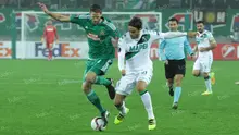Penyerang US Sassoulo, Alessandro Matri (kanan) mendapat kawalan ketat dari bek Rapid, Christoph Schoesswendter. (Bola.com/Reza Khomaini)