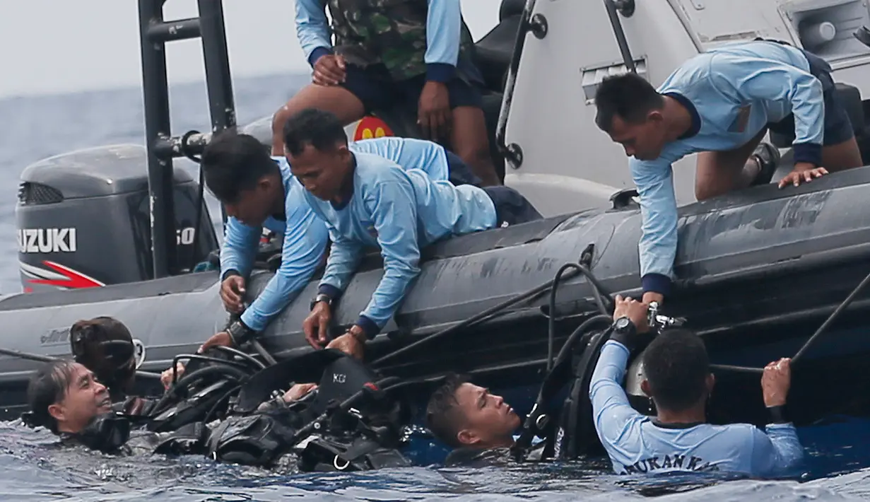 Penyelam Komando Pasukan Katak (Kopaska) TNI AL muncul dari air saat mencari korban pesawat Lion Air JT 610 yang jatuh di perairan Tanjung Karawang, Jawa Barat, Selasa (30/10). Lion Air JT 610 hilang kontak pukul 06.33 WIB. (AP Photo/Tatan Syuflana)