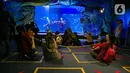Pengunjung menyaksikan pemain Liong beratraksi di Jakarta Aquarium & Safari (JAQS), Jakarta Barat, Jumat (12/2/2021). Pertunjukan Liong Show bawah air yang diikuti oleh para putri duyung tersebut untuk memeriahkan Hari Raya Imlek 2572 atau Tahun Baru China. (Liputan6.com/Faizal Fanani)