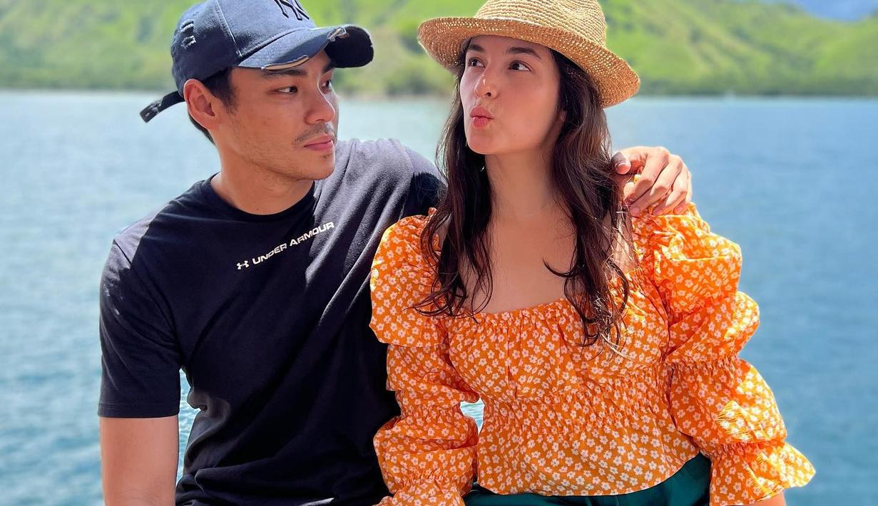 Chelsea Islan menghabiskan waktu bersama Clinton untuk berlibur. Keduanya kompak memakai topi. (Foto: Instagram/@robclintonkardinal)