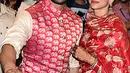 Pasangan bintang Bollywood India, Ranveer Singh dan Deepika Padukone menyapa penggemar yang menyambut mereka di bandara Mumbai, Minggu (18/11). Setelah pacaran selama 5 tahun, Deepika dan Ranveer akhirnya resmi melangsungkan pernikahan di Italia. (AFP)