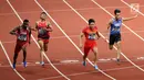 Sprinter Indonesia, Lalu Muhammad Zohri (kedua kiri) saat lari nomor 100 meter putra pada final atletik Asian Games 2018 di Stadion Utama GBK, Jakarta (26/8). Medali emas diraih pelari China, Bing Tian Su waktu 9,92 detik. (Liputan6.com/Fery Pradolo)