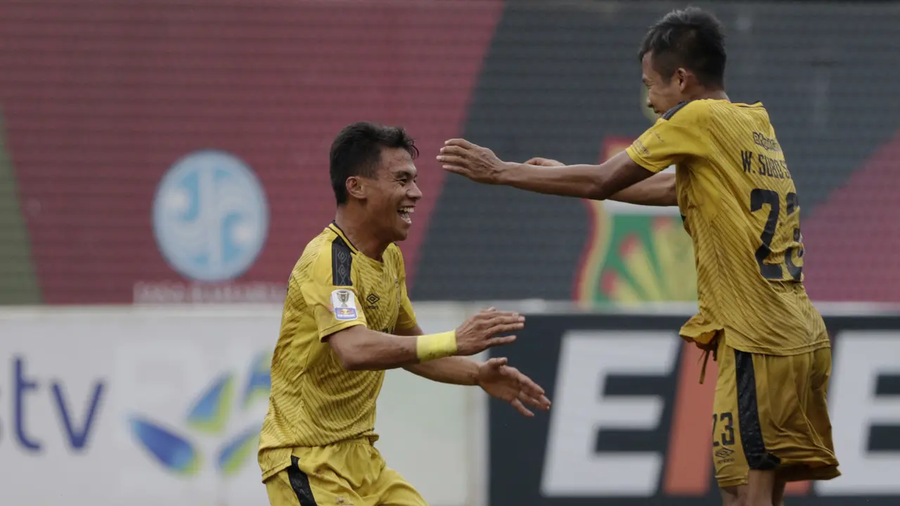 Gelandang Bhayangkara FC, Alsan Sanda, merayakan gol yang dicetaknya ke gawang PSBL Langsa. (Bola.com/Yoppy Renato)