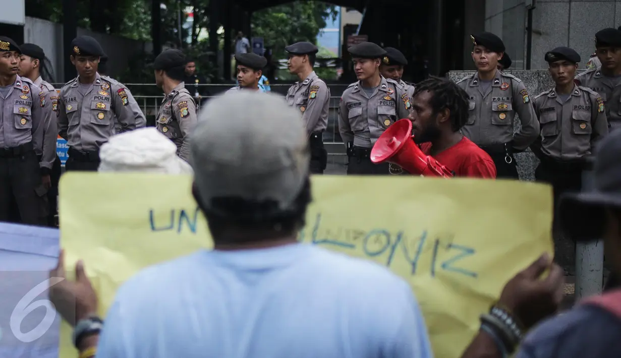 Sejumlah petugas berjaga di depan Kantor PBB, Jakarta, Senin (3/4).Dalam aksinya mereka menuntut PBB harus bertanggung jawab untuk meluruskan sejarah PEPERA dan proses aneksasi West Papua ke Indonesia. (Liputan6.com/Faizal Fanani)
