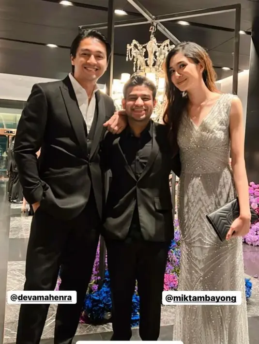 Mikha Tambayong hadir bersama Deva Mahenra mengenakan sleeveless dress dengan kerah leher v dan dihiasi payet berkilauan. [Instagram].