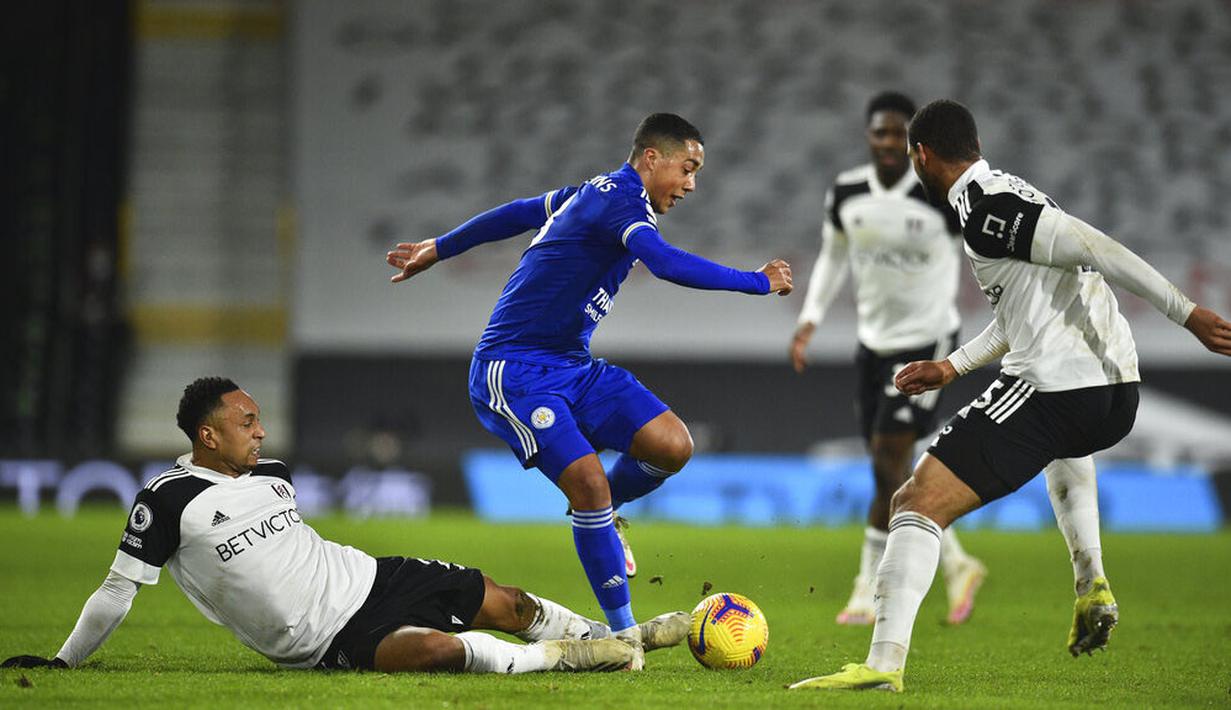 The Foxes sukses meraih kemenangan dengan skor akhir 2-0 atas tuan rumah. (Glyn Kirk/Pool via AP)