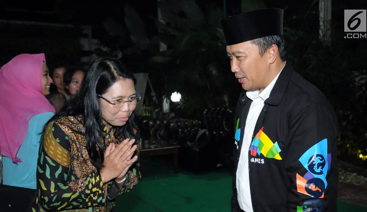 Mantan atlet peraih medali Asian Games, Yayuk Basuki berbincang bersama bersama Menpora Imam Nahrawi di Jakarta, Senin (28/5). Acara tersebut dihadiri atlet pelatnas Asian Games 2018 dan para mantan atlet peraih medali. (Liputan6.com/Helmi Fithriansyah)