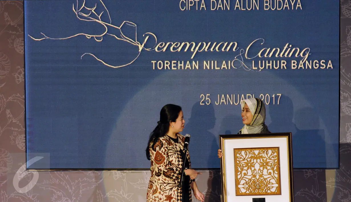 Menko PMK, Puan Maharani (kiri) berbincang dengan Nani N Lestari usai penyerahan penghargaan di acara Perempuan dan Canting di Jakarta, Rabu (25/1). Dua pelestari batik nasional mendapat penghargaan dalam acara ini. (Liputan6.com/Helmi Fithriansyah)