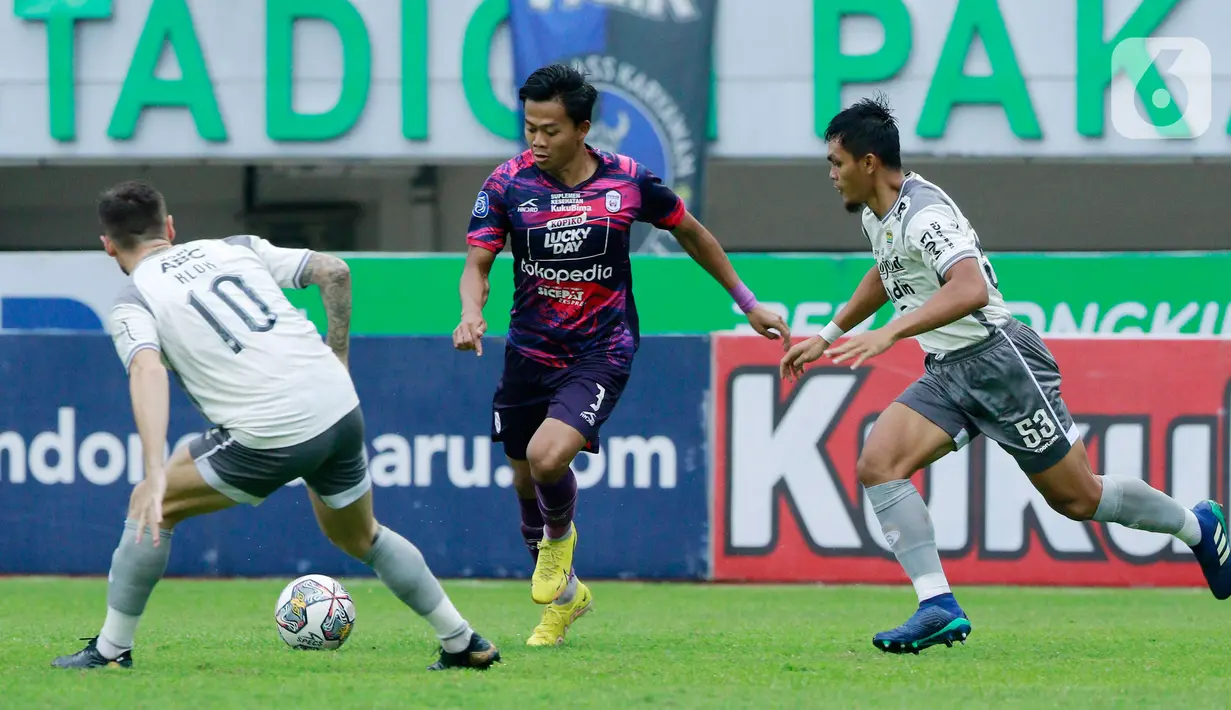 Pemain RANS Nusantara FC, Edo Febriansah, berusaha melewati pemain Persib Bandung, Rachmat Irianto dan Marc Klok pada laga pekan ke-25 BRI Liga 1 di Stadion Pakansari, Bogor, Minggu (19/2/20023). Persib menang atas RANS Nusantara dengan skor 3-1. (Bola.com/M Iqbal Ichsan)