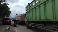 Truk bermuatan besar melewati jalan utama di Kota Palembang (Liputan6.com / Nefri Inge)