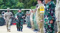 Panglima TNI Laksamana TNI Yudo Margono (kiri) bersama Letnan Jenderal Angkatan Darat Amerika Serikat Xavier T Brunson (kanan) tinjau pasukan Latihan Bersama Super Garuda Shield 2023 di Puslatpur 5 Marinir Situbondo (Istimewa)