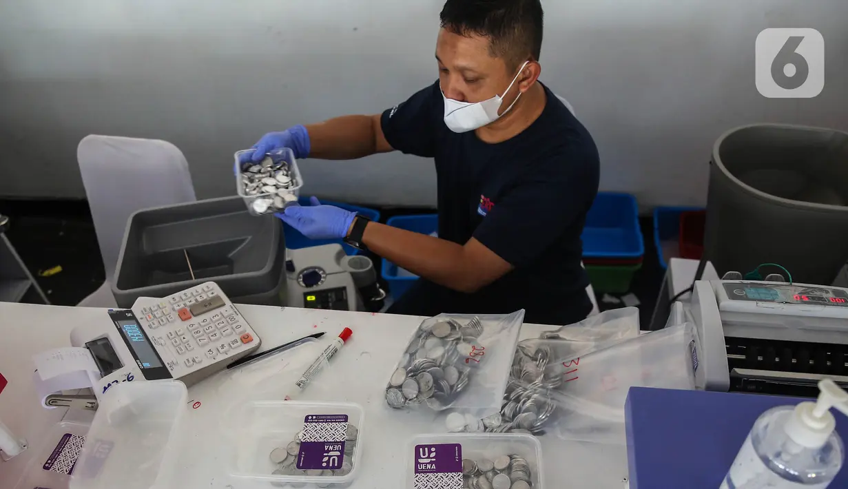 Masyarakat dapat menukarkan berbagai jenis pecahan dan tahun emisi uang Rupiah logam menjadi uang Rupiah kertas. Logam yang akan ditukarkan harus dipisahkan berdasarkan jenis pecahan dan tahun emisi. (Liputan6.com/Angga Yuniar)