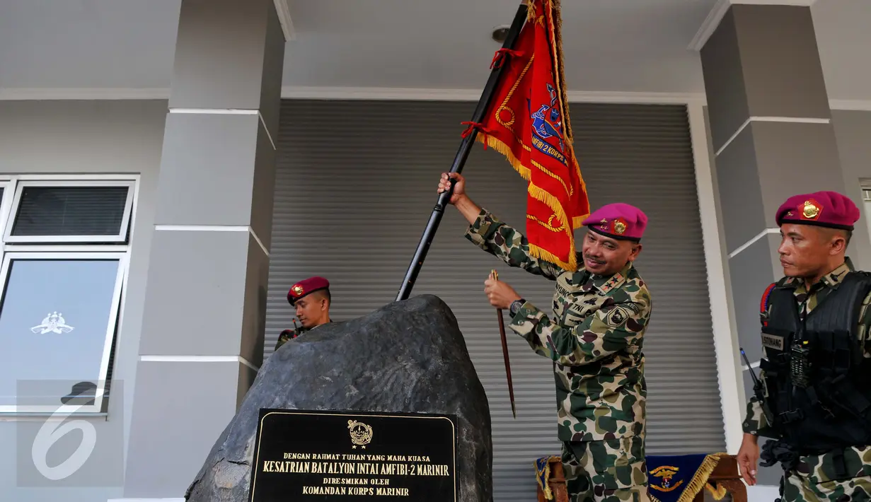 Komandan Korps Marinir Mayjen TNI Buyung Lalana (kedua kanan) menancapkan Tunggul Batalyon saat peresmian markas baru Batalyon Intai Amfibi - 2 Korps Marinir, Jakarta, Jum'at (26/6/2015). (Liputan6.com/Andrian M Tunay)
