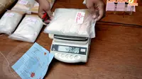 Badan Nakotika Nasional (BNN) memusnahkan barang bukti narkotika golongan jenis sabu-sabu seberat 10 kilogram. (Liputan6.com/Johan Tallo)