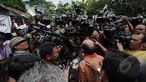 Sejumlah Awak media yang sedang bekerja mengambil gambar dalam peliputan terpidana mati duo Bali Nine cs di Dermaga wijapura, Cilacap, Jawa Tengah, Minggu (8/3/2015). (Liputan6.com/Johan Tallo)