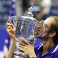 Petenis Rusia, Daniil Medvedev (25) mengalahkan Novak Djokovic pada final US Open, Senin (23/9/2021) dinihari WIB di New York, Amerika Serikat (AP Photo/John Minchillo)