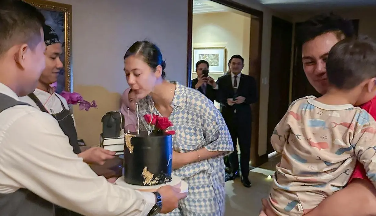 Raut bahagia begitu terlihat dari Paula. Setelah mencium suami,  Paula lantas berdoa dan meniup lilin yang telah disiapkan. [Instagram/baimwong]