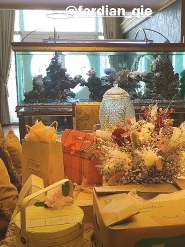 7 Potret Inul Daratista Buka Kado Ulang Tahun Ke-41, Ada Kue Sampai Barang Branded