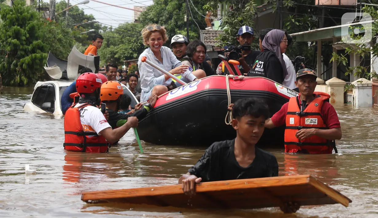 Artis Nikita Mirzani saat meninjau banjir di perumahan Ciledug Indah, Tangerang, Banten, Kamis (2/1/2020). Nikita menaiki perahu karet untuk melihat kondisi banjir di perumahan tersebut. (Liputan6.com/Angga Yuniar)