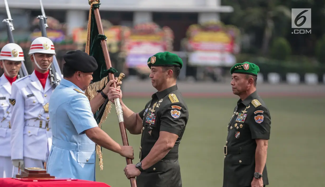 Panglima TNI Marsekal Hadi Tjahjanto memberikan panji TNI AD kepada pejabat baru Kepala Staf TNI Angkatan Darat (KSAD) Jenderal TNI Andika Perkasa saat upacara serah terima jabatan di Mabes TNI AD, Jakarta, Kamis (29/11). (Liputan6.com/Faizal Fanani)