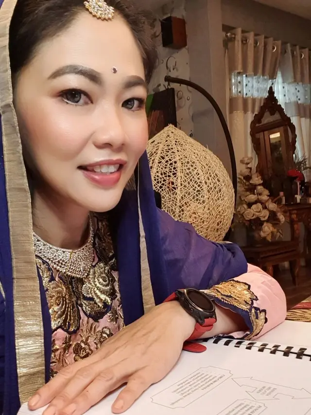 Viral Guru Pakai Pakaian Daerah Setiap Mengajar Online, Ini 6 Potretnya