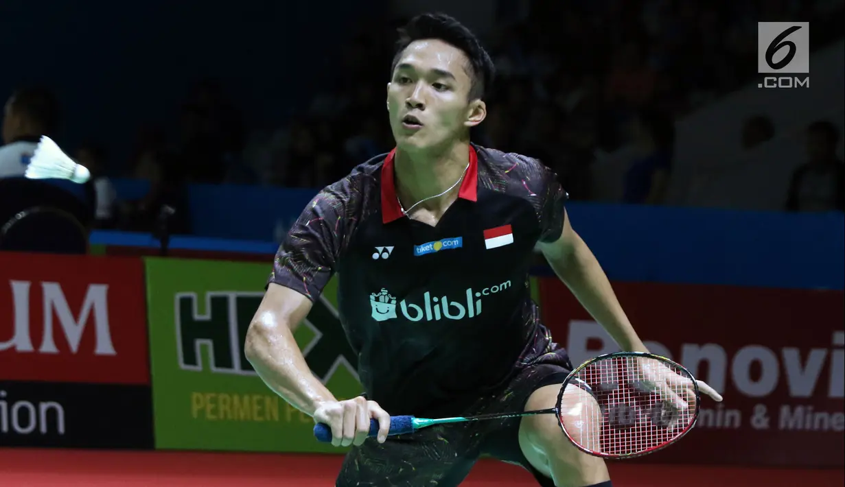 Tunggal putra Indonesia Jonatan Christie mengembalikan kok ke arah pebulutangkis Denmark, Viktor Axelsen pada babak pertama Indonesia Open 2018 di Istora GBK, Jakarta, Selasa (3/7). Jonatan kalah 10-21, 19-21. (Liputan6.com/Helmi Fithriansyah)