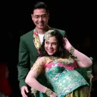 Nycta Gina dan Rizky Kinos tampil di Indonesia Fashion Week 2016 [foto: instagram/rizafirli]