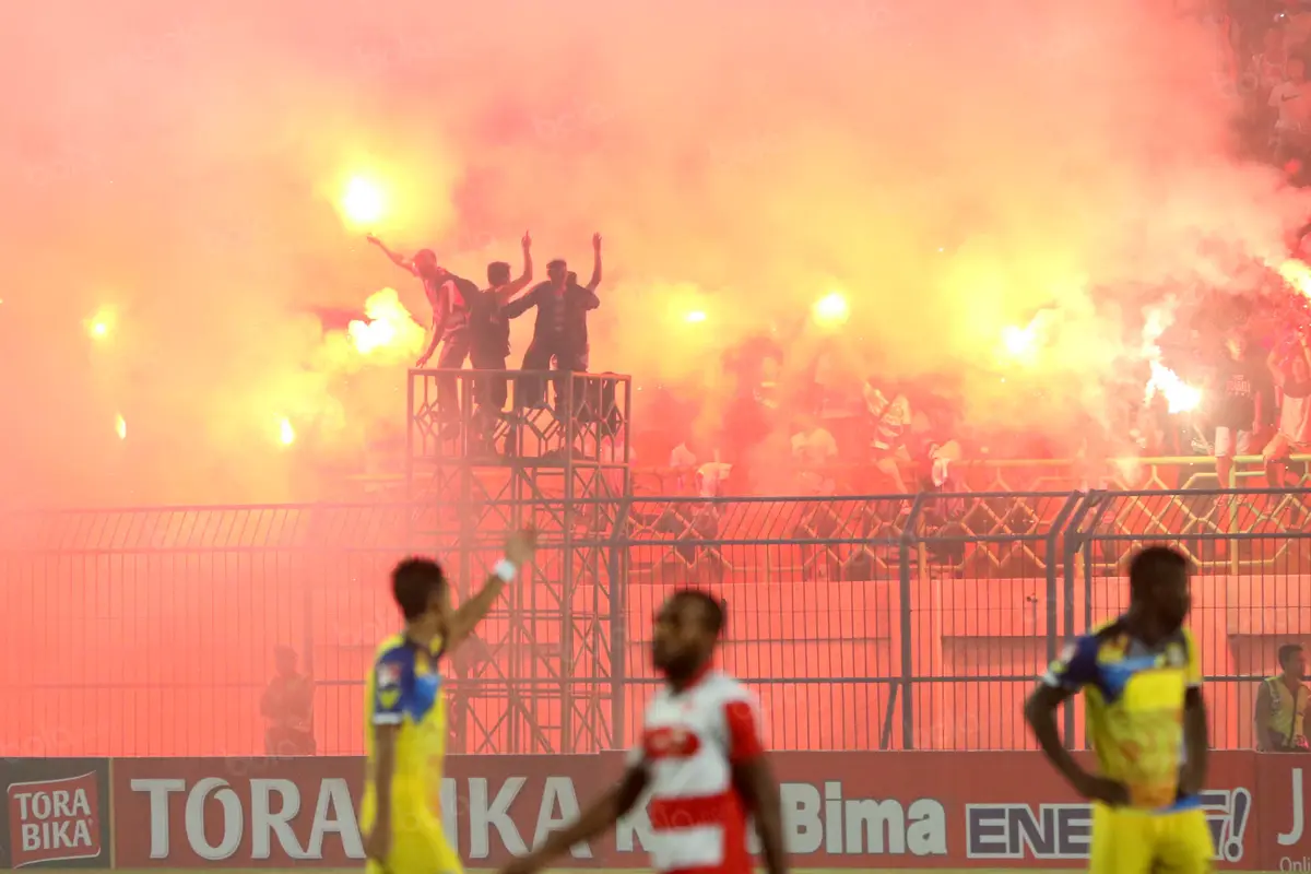 Insiden flare di Stadion Gelora Bangkalan