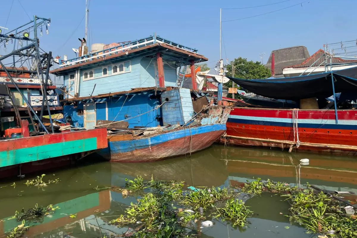Alur Sungai Silugonggo Juwana Memprihatinkan, Dipenuhi Deretan Bangkai Kapal dan Kumuh