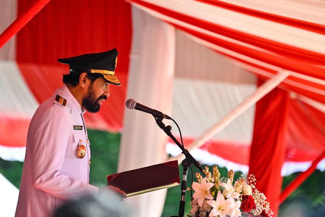 Di Lapangan Blang Padang, Banda Aceh, Minggu 17 Agustus 2025, Gubernur Aceh Muzakir Manaf (Mualem) memimpin upacara peringatan HUT ke-80 Kemerdekaan Republik Indonesia. (CHAIDEER MAHYUDDIN/AFP)
