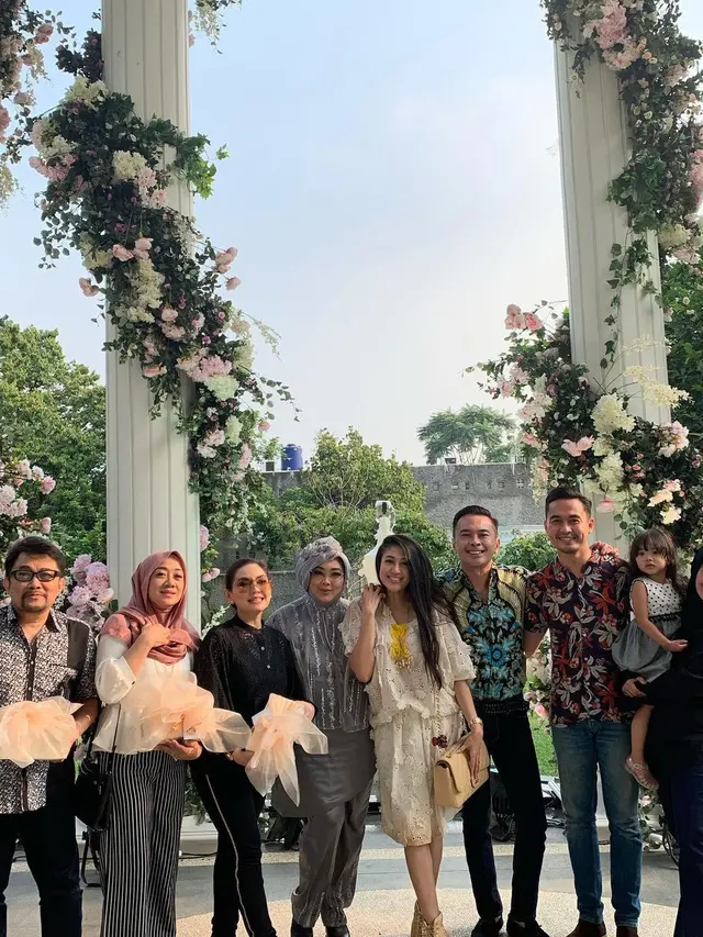 6 Potret Kenangan Nia Daniaty dengan Rina Gunawan, Dianggap Adik Sendiri