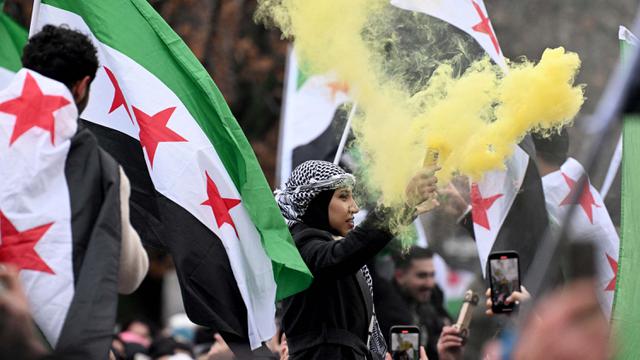 Rayakan Tumbangnya Rezim Bashar al-Assad, Warga Suriah di Berbagai Negara Turun ke Jalan