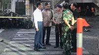 Presiden Jokowi berbincang dengan Kapolri Jenderal Tito Karnavian saat meninjau Gereja Kristen Indonesia di Jalan Arjuna, Surabaya, Minggu (13/5). GPPS merupakan salah satu dari tiga gereja di Surabaya yang diserang bom bunuh diri. (Liputan6.com/Istimewa)