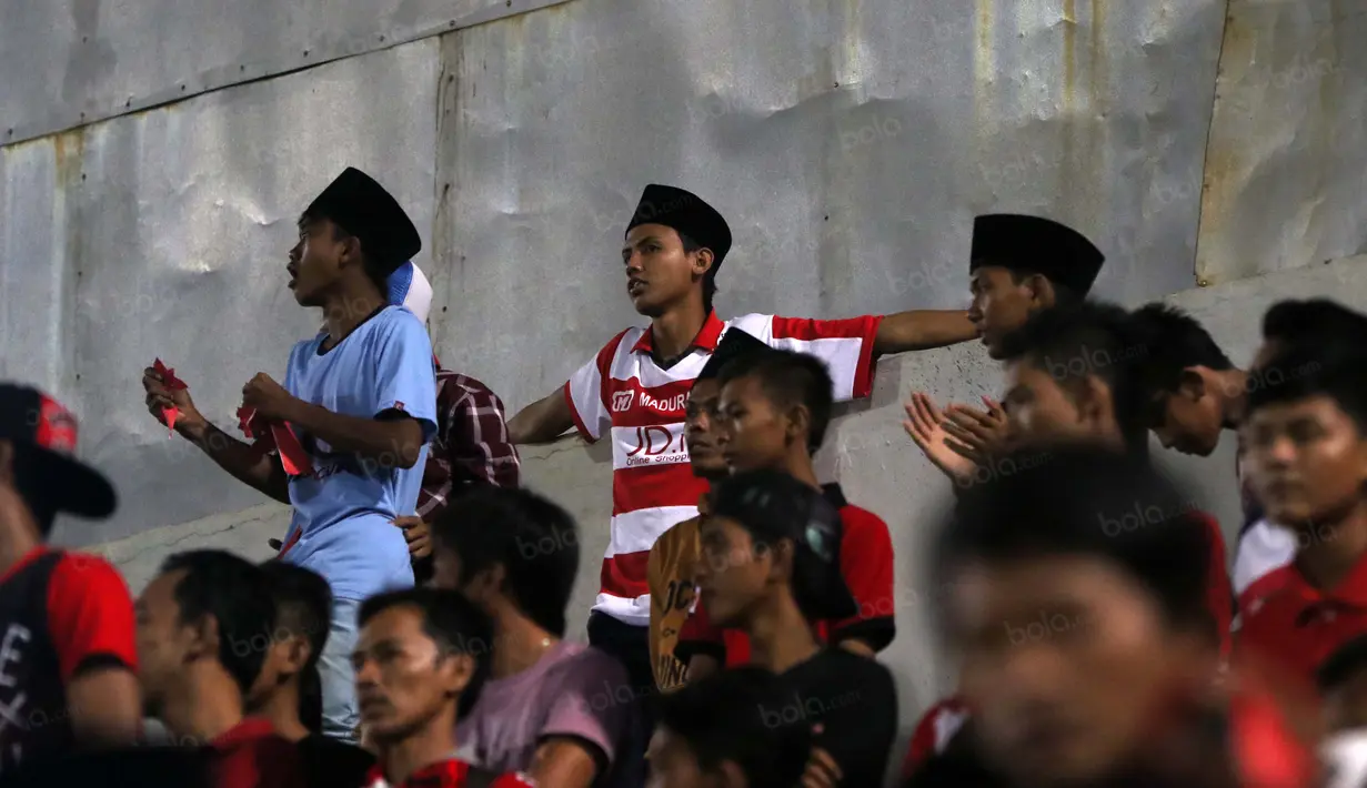 K-Conk Mania tetap semangat mendukung timnya lewat aksi mereka saat Madura United vs Persiba Balikpapan pada Torabika SC 2016 di Stadion Gelora Bangkalan, Senin(13/6/2016).  (Bola.com/Nicklas Hanoatubun)