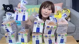 Dalam video berdurasi 6 menit itu, Yuka Kinoshita mengawali dengan memperlihatkan sepuluh kantong roti tawar yang masing-masing berisi 10 potong roti. Jika dihitung beratnya, semua roti yang akan dihabiskannya ini memiliki bobot 3,8 kg. (dailymail.co.uk)