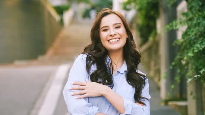 dewasa tersenyum cantik