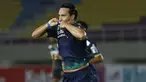 Selebrasi pemain Persib Bandung, Ezra Walian usai mencetak gol penyeimbang 1-1 ke gawang PS Sleman dalam laga leg kedua semifinal Piala Menpora 2021 di Stadion Manahan, Solo, Senin (19/4/2021). Persib bermain imbang 1-1 dengan PS Sleman. (Bola.com/Ikhwan Yanuar)