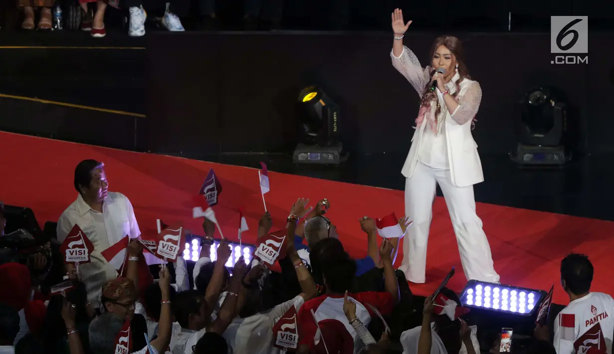 Pedangdut, Inul Daratista saat tampil jelang pidato Visi Indonesia yang akan disampaikan Presiden/Wakil Presiden terpilih 2019-2024, Joko Widodo dan KH Ma’ruf Amin di SICC, Kab Bogor, Jawa Barat, Minggu (14/7/2019). Tiga lagu dinyanyikan menghibur relawan pendukung. (Liputan6.com/Helmi Fithriansyah)